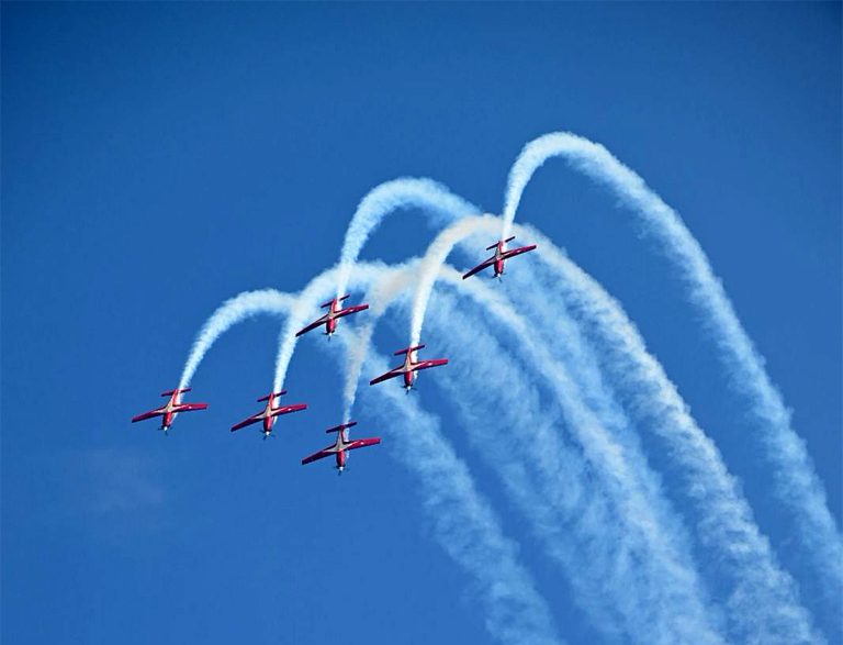 Jupiter Aerobatic Team (JAT) menjalani latihan perdana di Changi International Airport, Singapura, sebagai persiapan menuju Singapore Air Show (SAS) 2026 yang akan dibuka pada 3 Februari mendatang, Sabtu (31/1/2026).  Dalam sesi latihan tersebut, tim aerobatik kebanggaan Indonesia ini menerjunkan enam pesawat KT-1B Wong Bee. Sejumlah manuver khas seperti Jupiter Roll, Delta Loop, Arrow Head Loop, hingga rangkaian formasi lainnya dipraktikkan untuk mematangkan penampilan jelang tampil di ajang internasional.***(Foto: Ekobisnis.com/Dok Dispenau)
