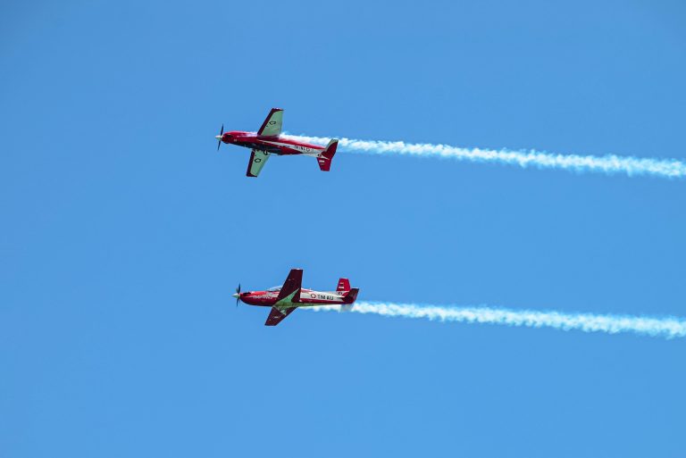 Atraksi udara The Jupiters menjadi perhatian para pengunjung dari berbagai negara yang hadir pada ajang dirgantara internasional tersebut.