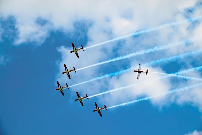 Atraksi udara The Jupiters menjadi perhatian para pengunjung dari berbagai negara yang hadir pada ajang dirgantara internasional tersebut.