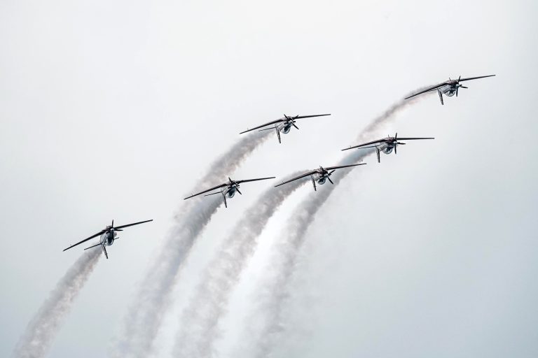 Tim aerobatik kebanggaan TNI Angkatan Udara, Jupiter Aerobatic Team menghiasi langit Singapura pada Public Day 1 Singapore Airshow 2026 di Changi, Singapura, Sabtu (7/2/2026).  The Jupiters di bawah pimpinan Flight Leader Letkol Pnb Ari Nugroho Widodo menampilkan rangkaian manuver dan akrobatik udara yang atraktif.   Aksi tersebut disaksikan langsung oleh ribuan penonton yang memadati area pertunjukan dan disambut dengan antusias.  Menggunakan enam pesawat KT-1B Wong Bee, The Jupiters memperagakan High Show yang presisi dan dinamis. Formasi rapat serta pergerakan yang sinkron menghadirkan atraksi udara yang spektakuler.  Penampilan The Jupiters sekaligus membawa nama TNI Angkatan Udara dan bangsa Indonesia sebagai tim aerobatik yang tampil pada ajang pameran dirgantara internasional tersebut.***(Foto: Ekobisnis.com/Dok Dispenau)