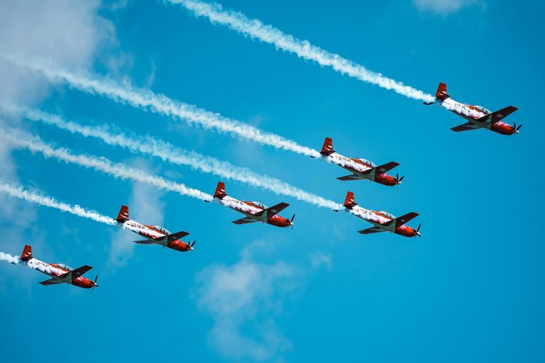 The Jupiters di bawah pimpinan Flight Leader Letkol Pnb Ari Nugroho Widodo menampilkan rangkaian manuver dan akrobatik udara yang atraktif.