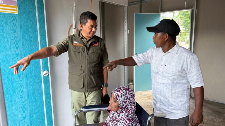 Kepala BNPB Letjen TNI Suharyantobersama Bupati Aceh Timur Iskandar Usman Al-Farlaky saat meninjau hunian sementara insitu yang telah dihuni warga di wilayah Kabupaten Aceh Timur, Kamis (26/2/2026).  Badan Nasional Penanggulangan Bencana (BNPB) menyalurkan bantuan bagi warga yang baru menempati hunian sementara (huntara) di Kecamatan Peureulak Barat, Kabupaten Aceh Timur, Provinsi Aceh. Bantuan diserahkan secara simbolis kepada sepuluh keluarga penyintas banjir dan longsor yang terjadi pada akhir November 2025.  Kepala BNPB menjelaskan, keluarga yang telah masuk ke huntara tentu membutuhkan bahan pokok dan peralatan masak serta alas untuk tidur. Kondisi ini mendorong BNPB untuk menyediakan bantuan tersebut.***(Foto: Ekobisnis.com/Dok BNPB)