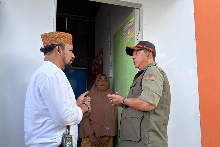 Badan Nasional Penanggulangan Bencana (BNPB) menyalurkan bantuan bagi warga yang baru menempati hunian sementara (huntara) di Kecamatan Peureulak Barat, Kabupaten Aceh Timur, Provinsi Aceh. Bantuan diserahkan secara simbolis kepada sepuluh keluarga penyintas banjir dan longsor yang terjadi pada akhir November 2025.