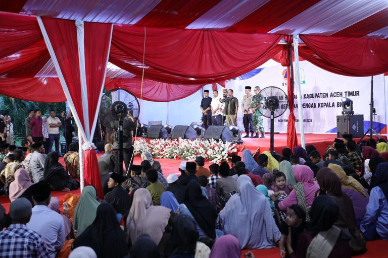 Badan Nasional Penanggulangan Bencana (BNPB) menyalurkan bantuan bagi warga yang baru menempati hunian sementara (huntara) di Kecamatan Peureulak Barat, Kabupaten Aceh Timur, Provinsi Aceh. Bantuan diserahkan secara simbolis kepada sepuluh keluarga penyintas banjir dan longsor yang terjadi pada akhir November 2025.