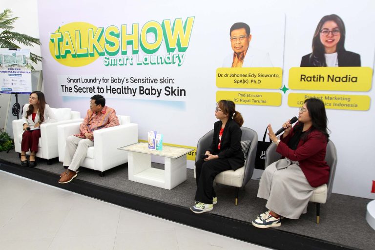 Kegiatan ini turut menghadirkan Komunitas Ibu dan Anak Pigeon serta perwakilan dari RS Royal Taruma sebagai bagian dari rangkaian diskusi dan edukasi mengenai pentingnya perawatan pakaian bayi yang tepat untuk menjaga kesehatan kulitnya.