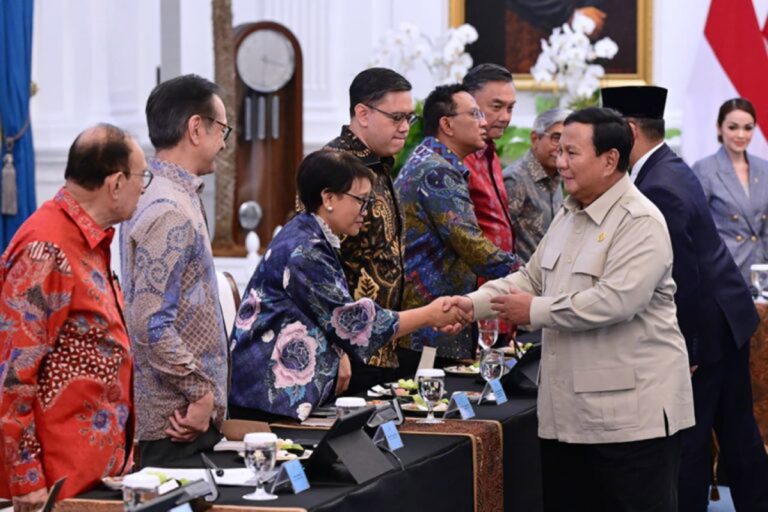 Presiden Prabowo Subianto menerima sejumlah mantan menteri luar negeri, mantan wakil menteri luar negeri, serta tokoh senior diplomasi nasional di Istana Merdeka, Jakarta, Rabu (4/2/2026).   Pertemuan yang berlangsung selama kurang lebih tiga jam tersebut meninggalkan kesan mendalam bagi para peserta, terutama terkait keterbukaan Presiden dalam membahas dinamika politik luar negeri Indonesia, termasuk isu Palestina.  Mantan Wakil Menteri Luar Negeri Dino Patti Djalal mengaku terkejut dengan suasana pertemuan yang dinilainya sangat terbuka dan dialogis. Ia menilai pertemuan tersebut jauh dari kesan satu arah. “Pertama saya agak surprise, kenapa? Karena kita cukup banyak dengar cerita mengenai pertemuan dengan Presiden yang satu arah, top down. Tapi yang saya lihat hari ini saya surprise karena suasana totally open,” ujar Dino kepada awak media usai pertemuan.  Menurut Dino, diskusi berkembang secara dua arah dan berlangsung sangat apa adanya tanpa pembatasan topik. Berbagai risiko, opsi kebijakan, hingga skenario tantangan global yang berpotensi dihadapi Indonesia turut dibahas secara terbuka dan ditanggapi langsung oleh Presiden Prabowo.***(Foto: Ekobisnis.com/Dok BPMI Setpres/Muchlis Jr)