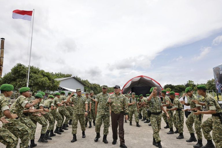 Wakil Panglima TNI Jenderal TNI Tandyo Budi R mendampingi Menteri Pertahanan RI Sjafrie Sjamsoeddin meninjau langsung Yonif TP 888/Satria Sejati di Kec. Pamotan, Kabupaten Rembang, Jawa Tengah, Selasa (17/2/2026).   Kunjungan ini merupakan bagian dari upaya memastikan pembangunan kekuatan pertahanan dimulai dari satuan yang disiplin, siap tempur, serta mampu memberikan manfaat nyata bagi rakyat.***(Foto: Ekobisnis.com/Dok Puspen TNI)