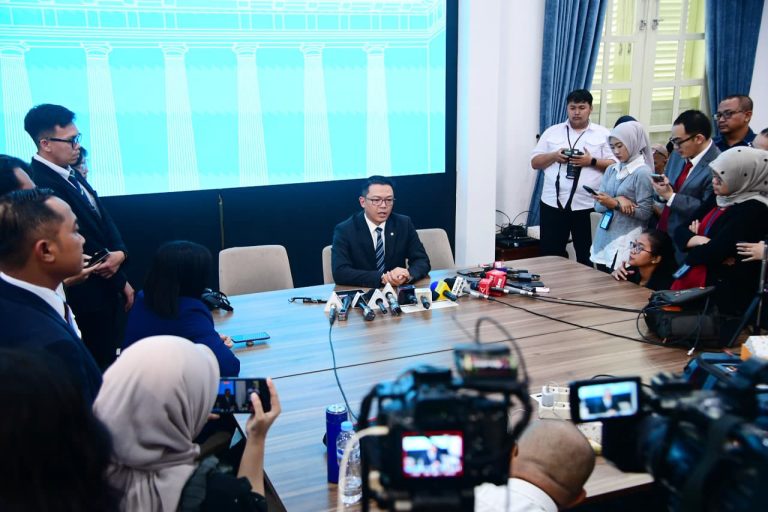 Menteri Luar Negeri Sugiono menegaskan bahwa Traktat Keamanan Bersama antara Indonesia dan Australia yang ditandatangani Presiden Republik Indonesia Prabowo Subianto dan Perdana Menteri Australia Anthony Albanese merupakan kelanjutan dari Defense Cooperation Agreement yang telah disepakati kedua negara sejak 2006. Trakat tersebut, menurut Menlu, menitikberatkan pada penguatan mekanisme konsultasi bilateral di bidang keamanan, bukan pembentukan aliansi militer atau inisiatif pertahanan baru.  Dalam keterangan persnya di Kompleks Istana Kepresidenan Jakarta pada Jumat, 6 Februari 2026, Menlu menjelaskan bahwa kerja sama ini mencakup forum konsultasi rutin antara pimpinan dan menteri kedua negara untuk membahas situasi keamanan regional dan global yang saling memengaruhi. Menlu juga menegaskan bahwa kerja sama ini bukan merupakan pakta pertahanan.  Lebih lanjut, Menlu Sugiono menjelaskan bahwa kerja sama keamanan ini akan memberikan sejumlah manfaat bagi Indonesia maupun regional. Menlu menekankan bahwa kepentingan nasional Indonesia, mulai dari menjaga kedaulatan dan integritas wilayah hingga meningkatkan kesejahteraan masyarakat, memerlukan lingkungan regional yang stabil, damai, dan kondusif.***(Foto: Ekobisnis.com/BPMI Setpres)