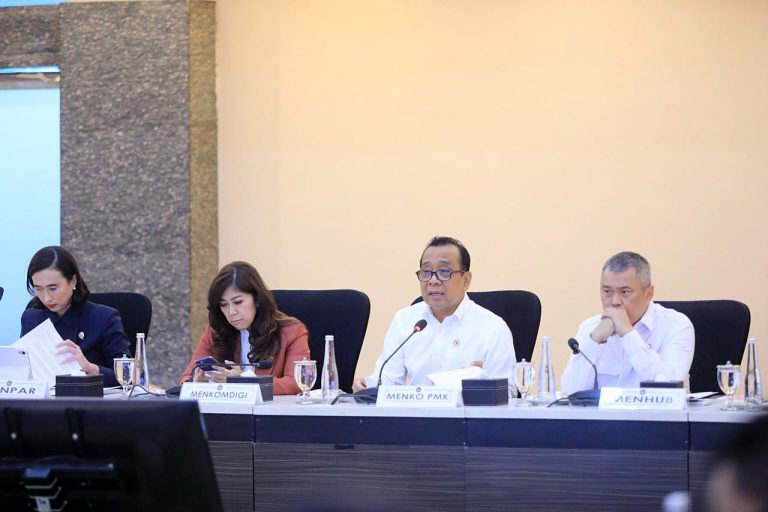 Menteri Koordinator Bidang Pembangunan Manusia dan Kebudayaan (Menko PMK) Pratikno memimpin Rapat Tingkat Menteri Persiapan Hari Raya dan Libur Idul Fitri 1447 H/2026 M di Kantor Kemenko PMK, Jakarta, Kamis (12/2/2026).  Menko PMK menyampaikan bahwa pemerintah memperkuat sinergi lintas kementerian dan lembaga untuk memastikan perayaan Hari Raya dan libur Idulfitri 1447 H/2026 M berlangsung lancar, aman, nyaman, dan selamat.***(Foto: Ekobisnis.com/Dok Kemenko PMK)