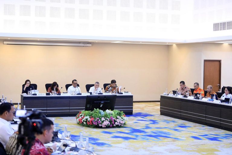 Menko PMK menyampaikan bahwa pemerintah memperkuat sinergi lintas kementerian dan lembaga untuk memastikan perayaan Hari Raya dan libur Idulfitri 1447 H/2026 M berlangsung lancar, aman, nyaman, dan selamat.