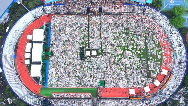 Hari kedua di Jawa Timur, Presiden Prabowo Subianto menghadiri Mujahadah Kubro Satu Abad Nahdlatul Ulama (NU) yang digelar di Stadion Gajayana, Kota Malang, Jawa Timur, Minggu (8/2/2026).   Kehadiran Presiden pada kegiatan tersebut menjadi simbol sinergi antara pemerintah dan ulama dalam menghadapi tantangan bangsa di tengah dinamika global.  Ratusan ribu jemaah NU menyambut kehadiran Presiden Prabowo yang tiba di lokasi acara sekitar pukul 06.50 WIB. Setibanya di sana, tampak Kepala Negara menyapa para peserta yang hadir dari sejumlah daerah di Jawa Timur yang telah memenuhi stadion sejak malam harinya.  Kehadiran Presiden dalam kegiatan ini dinilai bukan hanya kehadiran simbolik, tetapi kehadiran substantif yang menunjukkan hubungan erat antara NU dan negara. “Ini menunjukkan menyatunya ulama dan umara, yang merupakan modal penting bagi bangsa ini untuk menuju kejayaan di masa depan,” pungkas Ketua PWNU Jawa Timur KH. Abdul Hakim Mahfudz  Suasana acara yang juga menjadi peringatan hari lahir NU tersebut semakin khidmat ketika taujihat dan doa dipanjatkan. Doa bersama ini dipanjatkan dengan harapan memperkuat bangsa Indonesia yang adil, makmur, dan berdaulat.***(Foto: Ekobisnis.com/BPMI Setpres/Citra)