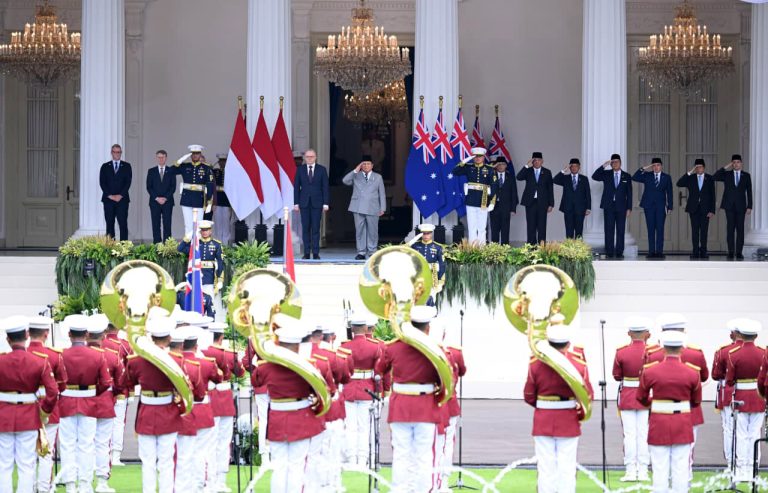 Presiden Prabowo Subianto menyambut kedatangan Perdana Menteri Australia Anthony Albanese dalam rangka kunjungan kerja di Istana Merdeka, Jakarta, Jumat (6/2/2026).   Kunjungan kelima PM Albanese ke Indonesia ini menjadi bagian dari penguatan hubungan bilateral antara Indonesia dan Australia sebagai mitra strategis di kawasan Indo-Pasifik.  PM Albanese tiba di halaman Istana Merdeka sekitar pukul 09.00 WIB. Dalam kunjungan kali ini, Presiden Prabowo dan PM Albanese akan melakukan penandatanganan Perjanjian Keamanan Bersama (Treaty on Common Security) antara pemerintah Indonesia dan Australia. Penandatanganan perjanjian tersebut menandai babak baru kerja sama keamanan dan pertahanan kedua negara pada tingkat yang lebih tinggi dan strategis.  Rangkaian kunjungan kerja PM Albanese ditutup dengan jamuan santap siang yang digelar oleh Presiden Prabowo Subianto di beranda Istana Merdeka, Jakarta, sebagai bentuk penghormatan kepada PM Albanese beserta delegasi.***(Foto: Ekobisnis.com/BPMI Setpres)
