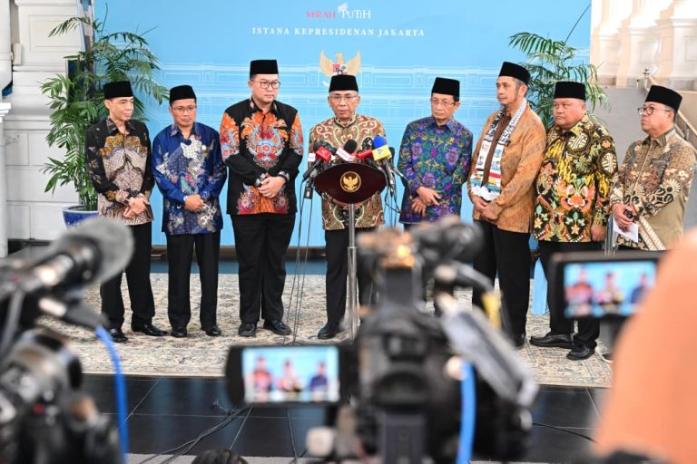 Presiden Prabowo Subianto menegaskan komitmen Indonesia dalam memperjuangkan kemerdekaan Palestina melalui partisipasi aktif dalam Dewan Perdamaian atau Board of Peace (BoP). Komitmen tersebut disampaikan Presiden kepada para pimpinan organisasi kemasyarakatan (ormas) dan tokoh-tokoh agama Islam, serta pimpinan pondok pesantren di Istana Merdeka, Jakarta, Selasa (3/2/2026).  Ketua Umum Pengurus Besar Nahdlatul Ulama (PBNU), Yahya Cholil Staquf menyampaikan bahwa Presiden memberikan penjelasan yang komprehensif mengenai upaya dan perjuangan Indonesia dalam membantu Palestina. Ketum PBNU menegaskan bahwa secara nilai dan prinsip, Indonesia konsisten menolak penjajahan dan memperjuangkan kemerdekaan bangsa Palestina.  Pada pertemuan tersebut, Presiden Prabowo turut memaparkan pertimbangan kebijakan yang realistis dan strategis dalam memperjuangkan kemerdekaan Palestina, salah satunya melalui partisipasi dalam BoP. Langkah ini, menurut Yahya Cholil Staquf, turut diiringi dengan konsolidasi dengan negara Islam dan Timur Tengah yang turut berpartisipasi dalam BoP.***(Foto: Ekobisnis.com/BPMI Setpres/Rusman)