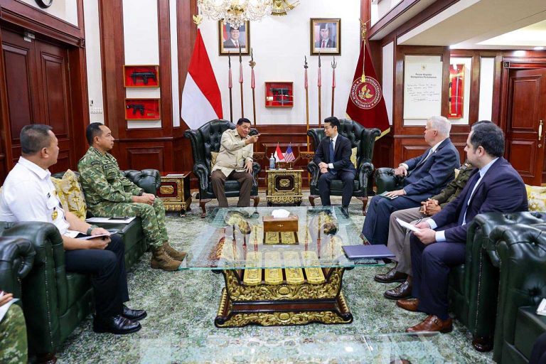 Panglima TNI Jenderal TNI Agus Subiyanto mendampingi Menteri Pertahanan Republik Indonesia (Menhan RI) Sjafrie Sjamsoeddin menerima kunjungan kehormatan (Courtesy Call) dari Assistant Secretary of War for Indo-Pacific Security Affairs Amerika Serikat, John Noh, di Kantor Kemhan RI, Jakarta.  Pertemuan strategis ini bertujuan untuk memperdalam kemitraan pertahanan guna menjaga stabilitas kawasan Indo-Pasifik.***(Foto: Ekobisnis.com/Dok Puspen TNI)