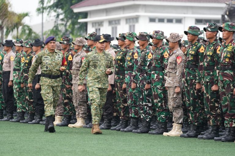 Panglima TNI Jenderal TNI Agus Subiyanto didampingi Kepala Staf TNI Angkatan Darat Jenderal TNI Maruli Simanjuntak dan Kepala Staf TNI Angkatan Udara Marsekal TNI Mohamad Tonny Harjono menutup Latihan Integrasi Taruna Wreda (Latsitarda) Nusantara ke-46 Provinsi Aceh, di Dermaga Mako Kolinlamil, Tanjung Priok, Sabtu (14/2/2026).  Latsitarda Nusantara ke-46 Tahun 2026 diikuti oleh 1.980 peserta yang terdiri atas Taruna Akademi TNI sebanyak 902 orang (510 Taruna Akmil, 238 Taruna AAL, dan 154 Taruna AAU), Taruna Akademi Kepolisian sebanyak 283 orang, Taruna Politeknik Siber dan Sandi Negara sebanyak 45 orang, Kadet Universitas Pertahanan Republik Indonesia sebanyak 292 orang, serta unsur pendukung sejumlah 458 orang.  Dalam amanatnya, Panglima TNI menyampaikan apresiasi setinggi-tingginya kepada seluruh Taruna atas semangat, dedikasi, dan pengabdian yang telah ditunjukkan selama mengikuti Latsitarda dan menekankan bahwa para Taruna tidak hanya berlatih secara terintegrasi, tetapi juga terjun langsung ke masyarakat untuk membantu percepatan penanggulangan bencana alam di wilayah penugasan.***(Foto: Ekobisnis.com/Dok Puspen TNI)
