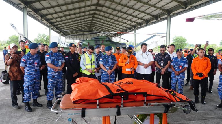 Komandan Lanud Anang Busra, Marsma TNI Andreas A. Dhewo menjelaskan bahwa proses evakuasi dimulai pada pukul 09.35 WITA dengan menggunakan pesawat MAF registrasi PK-MEE. Pesawat tersebut lepas landas dari Tarakan pada pukul 10.20 WITA dan mendarat di Long Bawan pada pukul 11.10 WITA.