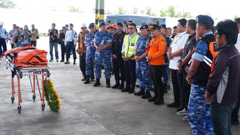 Komandan Lanud Anang Busra, Marsma TNI Andreas A. Dhewo menjelaskan bahwa proses evakuasi dimulai pada pukul 09.35 WITA dengan menggunakan pesawat MAF registrasi PK-MEE. Pesawat tersebut lepas landas dari Tarakan pada pukul 10.20 WITA dan mendarat di Long Bawan pada pukul 11.10 WITA.
