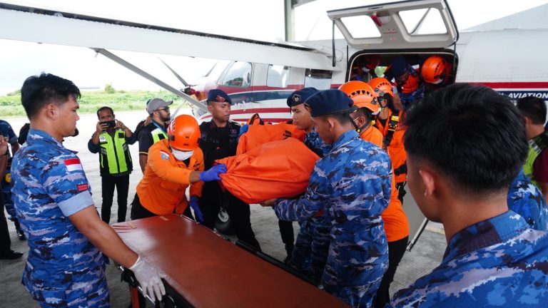 Komandan Lanud Anang Busra, Marsma TNI Andreas A. Dhewo menjelaskan bahwa proses evakuasi dimulai pada pukul 09.35 WITA dengan menggunakan pesawat MAF registrasi PK-MEE. Pesawat tersebut lepas landas dari Tarakan pada pukul 10.20 WITA dan mendarat di Long Bawan pada pukul 11.10 WITA.