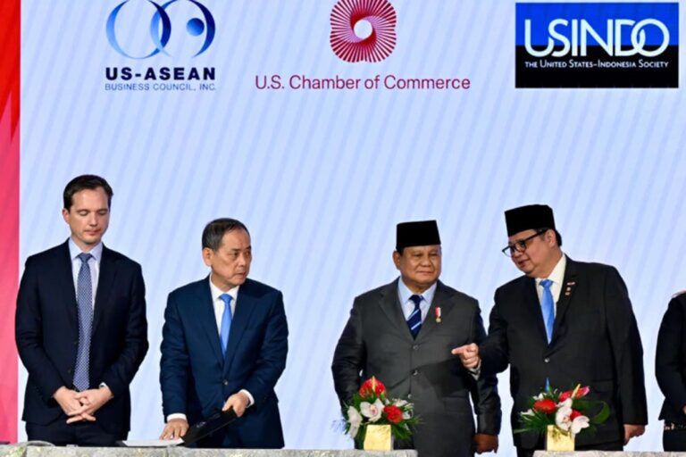 Presiden Prabowo Subianto menyaksikan penandatanganan 11 nota kesepahaman (Memorandum of Understanding/MoU) senilai 38,4 miliar dolar Amerika Serikat (AS) antara pelaku usaha Indonesia dan Amerika Serikat dalam sesi roundtable Business Summit yang diselenggarakan oleh US-ASEAN Business Council (US-ABC), di Gedung U.S. Chamber of Commerce, Washington DC, Amerika Serikat, Rabu (18/2/2026).  Penandatanganan 11 MoU ini menjadi wujud konkret kolaborasi sektor pemerintah serta swasta kedua negara di berbagai bidang, mulai dari pertambangan dan hilirisasi, energi, agribisnis, tekstil dan garmen, hingga manufaktur furnitur dan pengembangan teknologi. Momentum ini memperlihatkan tingginya kepercayaan dunia usaha internasional terhadap prospek ekonomi Indonesia. Selain itu, kesepakatan ini mempertegas posisi Indonesia sebagai mitra strategis di kawasan Indo-Pasifik.***(Foto: Ekobisnis.com/BPMI Setpres/Cahyo)