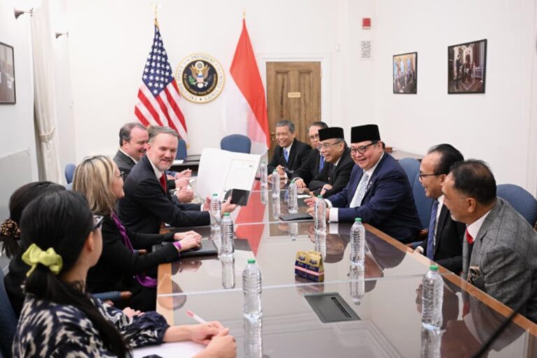 Pemerintah Indonesia dan pemerintah Amerika Serikat resmi menandatangani Perjanjian Perdagangan Timbal Balik bertajuk “Toward a New Golden Age for the US–Indonesia Alliance”. Penandatanganan tersebut dilakukan langsung oleh Presiden Republik Indonesia Prabowo Subianto dan Presiden Amerika Serikat Donald Trump di Washington DC, pada Kamis, 19 Februari 2026.  “Ditandatangani secara bersama baik oleh Bapak Presiden Prabowo maupun Presiden Donald Trump. Dan dalam pertemuan bilateral antara kedua pemimpin itu berjalan cukup lama selama 30 menit sesudah kegiatan Board of Peace tadi pagi,” ucap Menteri Koordinator Bidang Perekonomian, Airlangga Hartarto dalam keterangannya kepada awak media.***(Foto: Ekobisnis.com/BPMI Setpres/Kris)