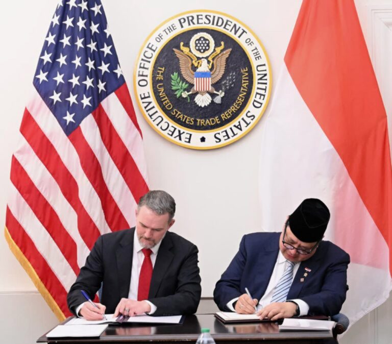 “Ditandatangani secara bersama baik oleh Bapak Presiden Prabowo maupun Presiden Donald Trump. Dan dalam pertemuan bilateral antara kedua pemimpin itu berjalan cukup lama selama 30 menit sesudah kegiatan Board of Peace tadi pagi,” ucap Menteri Koordinator Bidang Perekonomian, Airlangga Hartarto dalam keterangannya kepada awak media.