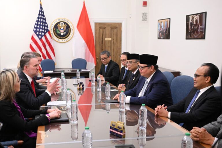 “Ditandatangani secara bersama baik oleh Bapak Presiden Prabowo maupun Presiden Donald Trump. Dan dalam pertemuan bilateral antara kedua pemimpin itu berjalan cukup lama selama 30 menit sesudah kegiatan Board of Peace tadi pagi,” ucap Menteri Koordinator Bidang Perekonomian, Airlangga Hartarto dalam keterangannya kepada awak media.