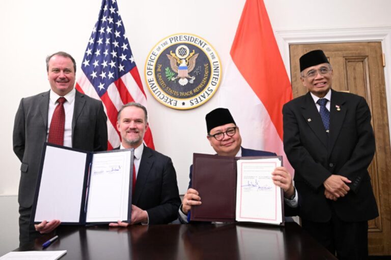 “Ditandatangani secara bersama baik oleh Bapak Presiden Prabowo maupun Presiden Donald Trump. Dan dalam pertemuan bilateral antara kedua pemimpin itu berjalan cukup lama selama 30 menit sesudah kegiatan Board of Peace tadi pagi,” ucap Menteri Koordinator Bidang Perekonomian, Airlangga Hartarto dalam keterangannya kepada awak media.