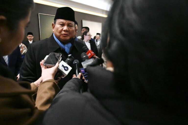 Presiden Prabowo Subianto menegaskan bahwa perundingan perdagangan antara Indonesia dan Amerika Serikat telah menghasilkan kesepahaman yang saling menguntungkan dan dilandasi sikap saling menghormati. Hal tersebut disampaikan Presiden Prabowo dalam keterangannya kepada wartawan di Washington DC, Amerika Serikat, pada Sabtu, 21 Februari 2026.  “Kita bahas masalah perdagangan di antara dua negara. Perundingan sudah cukup lama, artinya ketemu saling menguntungkan, saling menghormati saya kira bagus ya,” ujar Presiden.  Presiden Prabowo menyampaikan bahwa proses negosiasi tarif perdagangan memang berlangsung panjang, namun hasil yang dicapai dinilai positif bagi kepentingan Indonesia. Terkait dinamika terbaru menyusul putusan Supreme Court Amerika Serikat mengenai kebijakan tarif, Presiden menegaskan bahwa pemerintah Indonesia menghormati proses politik dalam negeri Amerika Serikat dan siap menghadapi berbagai kemungkinan yang berkembang.***(Foto: Ekobisnis.com/BPMI Setpres/Cahyo)