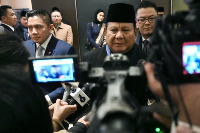 Presiden Prabowo menyampaikan bahwa proses negosiasi tarif perdagangan memang berlangsung panjang, namun hasil yang dicapai dinilai positif bagi kepentingan Indonesia. Terkait dinamika terbaru menyusul putusan Supreme Court Amerika Serikat mengenai kebijakan tarif, Presiden menegaskan bahwa pemerintah Indonesia menghormati proses politik dalam negeri Amerika Serikat dan siap menghadapi berbagai kemungkinan yang berkembang.