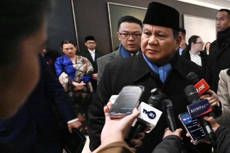 Presiden Prabowo menyampaikan bahwa proses negosiasi tarif perdagangan memang berlangsung panjang, namun hasil yang dicapai dinilai positif bagi kepentingan Indonesia. Terkait dinamika terbaru menyusul putusan Supreme Court Amerika Serikat mengenai kebijakan tarif, Presiden menegaskan bahwa pemerintah Indonesia menghormati proses politik dalam negeri Amerika Serikat dan siap menghadapi berbagai kemungkinan yang berkembang.