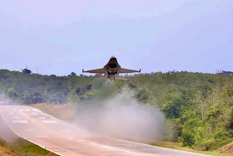 Wamenhan menjelaskan bahwa sistem pertahanan Indonesia bersifat semesta, yang berarti pertahanan negara bukan hanya menjadi tanggung jawab TNI, tetapi melibatkan seluruh elemen bangsa. Uji coba ini menjadi salah satu wujud nyata pelaksanaan sistem pertahanan tersebut.