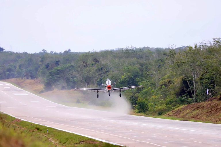 Pesawat tempur TNI Angkatan Udara, EMB-314 Super Tucano dan F-16 Fighting Falcon, berhasil melaksanakan uji coba pendaratan dan lepas landas di ruas Jalan Tol Terpeka Simpang Pematang, Lampung, Rabu (11/2/2026).  Wamenhan menjelaskan bahwa sistem pertahanan Indonesia bersifat semesta, yang berarti pertahanan negara bukan hanya menjadi tanggung jawab TNI, tetapi melibatkan seluruh elemen bangsa. Uji coba ini menjadi salah satu wujud nyata pelaksanaan sistem pertahanan tersebut.  Pemanfaatan jalan tol sebagai landasan alternatif situasional diharapkan dapat memperkuat kesiapsiagaan operasional TNI Angkatan Udara dalam menghadapi berbagai kemungkinan ancaman, tanpa mengurangi fungsi utama jalan tol sebagai sarana transportasi publik maupun kepentingan masyarakat.***(Foto: Ekobisnis.com/Dok Dispenau)
