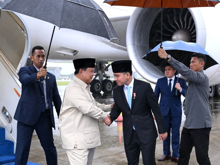 Presiden Prabowo Subianto tiba di Tanah Air pada Jumat, 27 Februari 2026, usai menuntaskan rangkaian lawatan luar negerinya. Lawatan tersebut menghasilkan capaian strategis di bidang perdagangan, ekonomi, investasi, serta penguatan peran Indonesia dalam diplomasi perdamaian dunia.  Pesawat kepresidenan Garuda Indonesia-1 yang membawa Kepala Negara mendarat di Pangkalan TNI AU Halim Perdanakusuma di tengah suasana hujan yang mengguyur Jakarta sejak pagi hari. Ketibaan Presiden di Pangkalan TNI AU Halim Perdanakusuma disambut oleh Wakil Presiden Gibran Rakabuming, Menteri Pertahanan Sjafrie Sjamsoeddin, Menteri Sekretaris Negara Prasetyo Hadi, Panglima TNI Jenderal Agus Subiyanto, dan Kapolri Jenderal Listyo Sigit Prabowo.***(Foto: Ekobisnis.com/BPMI Setpres/Kris)