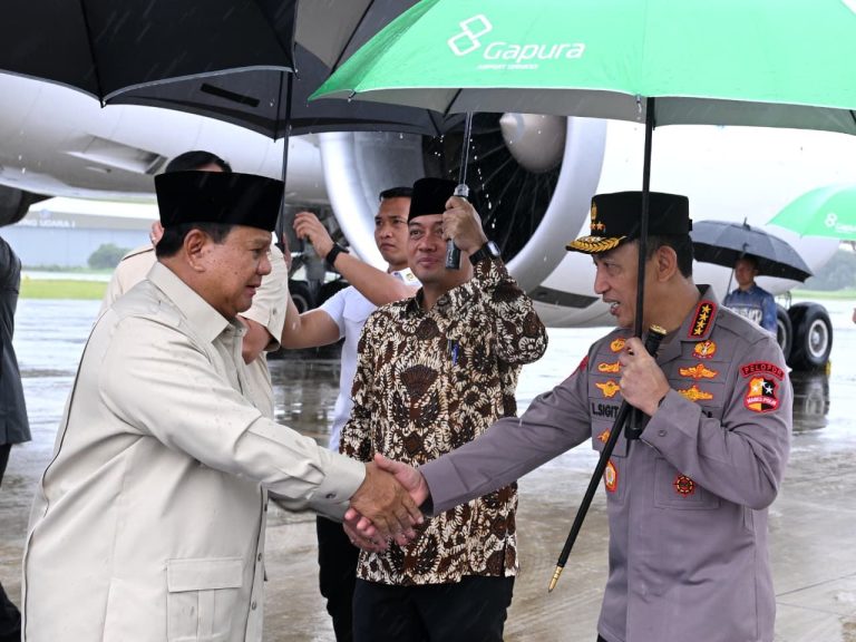 Pesawat kepresidenan Garuda Indonesia-1 yang membawa Kepala Negara mendarat di Pangkalan TNI AU Halim Perdanakusuma di tengah suasana hujan yang mengguyur Jakarta sejak pagi hari. Ketibaan Presiden di Pangkalan TNI AU Halim Perdanakusuma disambut oleh Wakil Presiden Gibran Rakabuming, Menteri Pertahanan Sjafrie Sjamsoeddin, Menteri Sekretaris Negara Prasetyo Hadi, Panglima TNI Jenderal Agus Subiyanto, dan Kapolri Jenderal Listyo Sigit Prabowo.