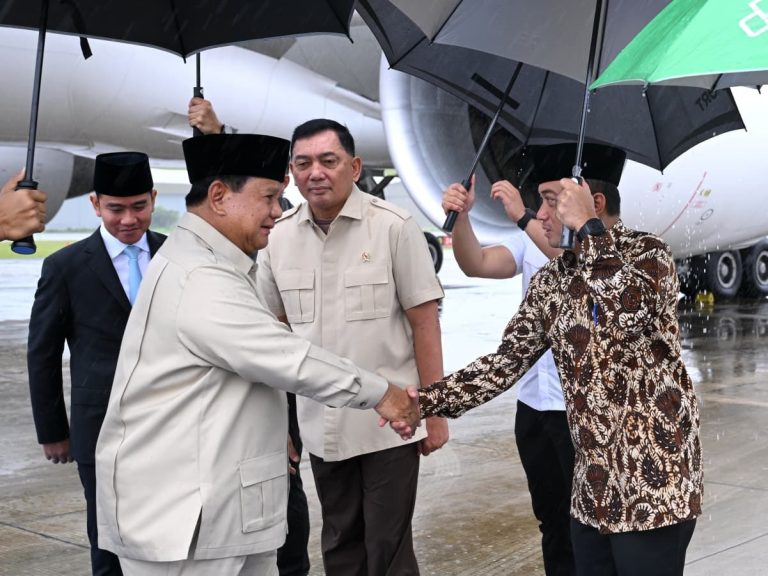 Pesawat kepresidenan Garuda Indonesia-1 yang membawa Kepala Negara mendarat di Pangkalan TNI AU Halim Perdanakusuma di tengah suasana hujan yang mengguyur Jakarta sejak pagi hari. Ketibaan Presiden di Pangkalan TNI AU Halim Perdanakusuma disambut oleh Wakil Presiden Gibran Rakabuming, Menteri Pertahanan Sjafrie Sjamsoeddin, Menteri Sekretaris Negara Prasetyo Hadi, Panglima TNI Jenderal Agus Subiyanto, dan Kapolri Jenderal Listyo Sigit Prabowo.