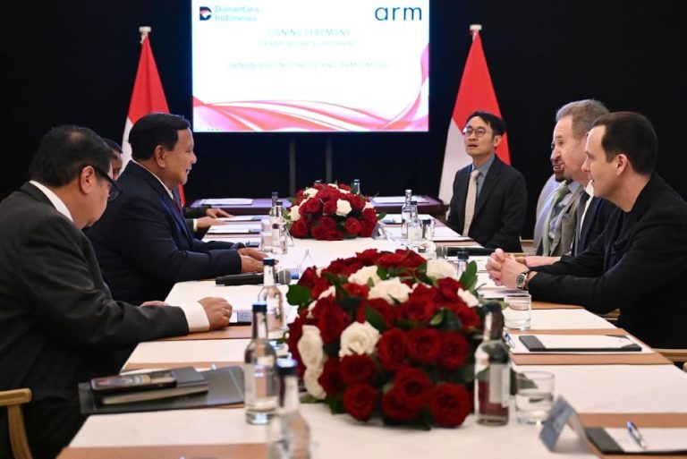 Kepala Negara secara khusus menyaksikan penandatanganan tersebut sebagai bentuk perhatian besar pemerintah terhadap prospek kemajuan teknologi dan transformasi ekonomi Indonesia berbasis inovasi.