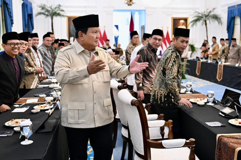 Presiden Prabowo Subianto menggelar pertemuan bersama para pimpinan organisasi kemasyarakatan (ormas) dan tokoh-tokoh agama Islam, serta pimpinan pondok pesantren di Istana Merdeka, Jakarta, Selasa (3/2/2026).   Pertemuan ini menjadi forum silaturahmi sekaligus dialog strategis antara Presiden dan para pemuka agama yang membahas berbagai isu kebangsaan dan keumatan.  Menteri Agama Nasaruddin Umar, dalam keterangannya, menjelaskan bahwa ini merupakan pertemuan ketiga antara Presiden Prabowo dengan ormas-ormas agama Islam. Dalam pertemuan itu, Presiden dan para tokoh membahas sejumlah isu strategis, salah satunya mengenai pembangunan kampung haji di Arab Saudi. Tidak hanya perkampungan haji, dalam pertemuan tersebut turut dibahas terkait pengembangan Lembaga Pemberdayaan Dana Umat (LPDU) sebagai instrumen penguatan ekonomi keumatan. Menteri Agama menyampaikan bahwa pengelolaan dana umat ke depan akan didorong agar lebih profesional dan transparan, serta berorientasi pada kemaslahatan umat.  Dalam suasana dialog yang cair, Presiden Prabowo membuka ruang komunikasi intensif dengan para tokoh agama. Diskusi berlangsung hidup, penuh gagasan, dan ini menunjukkan komitmen Presiden Prabowo untuk terus merawat kebersamaan serta mendengar langsung aspirasi para ulama dan pimpinan pondok pesantren.***(Foto: Ekobisnis.com/BPMI Setpres/Rusman)