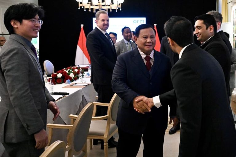 Kepala Negara secara khusus menyaksikan penandatanganan tersebut sebagai bentuk perhatian besar pemerintah terhadap prospek kemajuan teknologi dan transformasi ekonomi Indonesia berbasis inovasi.