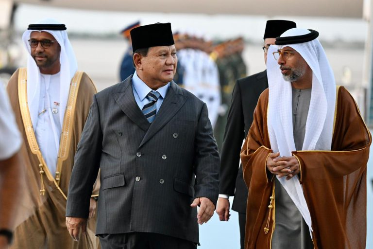Presiden Prabowo Subianto melanjutkan rangkaian kunjungan kerjanya ke Persatuan Emirat Arab (PEA), Rabu (25/2/2026).  Pesawat Garuda Indonesia-1 yang membawa Presiden Prabowo dan rombongan mendarat di Bandar Udara Presidential Flight, Abu Dhabi sekitar pukul 18.00 waktu setempat. Di bawah tangga pesawat, Presiden Prabowo disambut oleh Menteri Energi dan Infrastruktur PEA Suhail Al Mazrouei, Duta Besar RI untuk PEA Judha Nugraha, Duta Besar PEA untuk RI Abdulla Salem Obaid Salem AlDaheri, dan Atase Pertahanan KBRI Abu Dhabi Brigjen Tony Aris Setiawan.  Prosesi penyambutan turut diwarnai dengan kehadiran pasukan jajar kehormatan yang berdiri rapi di sisi landasan, menambah khidmat suasana kedatangan Presiden Prabowo di Abu Dhabi. Penyambutan ini menunjukkan penghormatan tinggi pemerintah PEA kepada Presiden RI. Dari bandara, Presiden Prabowo dan rombongan langsung menuju hotel tempatnya bermalam selama di Abu Dhabi. Dalam kunjungan kerja kali ini, Presiden Prabowo diagendakan untuk bertemu dengan Presiden PEA Sheikh Mohammed bin Zayed Al Nahyan.  Kunjungan kerja Presiden Prabowo ke Abu Dhabi ini menjadi bagian dari upaya berkelanjutan untuk memperkuat kemitraan strategis Indonesia–PEA. Hubungan bilateral kedua negara yang telah terjalin erat diharapkan semakin kokoh melalui pertemuan dan agenda kerja sama yang dijadwalkan selama kunjungan berlangsung.***(Foto: Ekobisnis.com/BPMI Setpres/Cahyo)