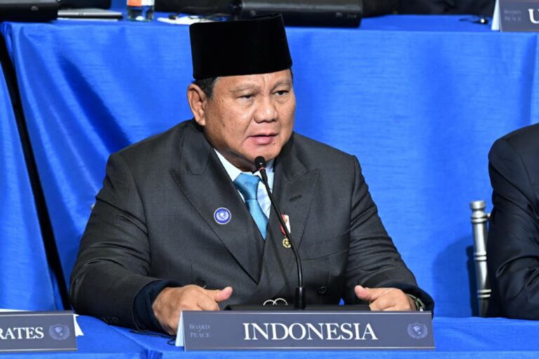 Presiden Prabowo Subianto menghadiri pertemuan perdana (Inaugural Meeting) Board of Peace (BoP) yang digelar di Donald Trump United States Institute of Peace, Washington, D.C., Amerika Serikat.  Pertemuan tersebut menjadi momentum resmi peluncuran mekanisme internasional Board of Peace sebagai platform kolaborasi global untuk mendukung stabilisasi kawasan konflik dan pemulihan pascakonflik terutama di Gaza.  Pertemuan perdana ini bertujuan mengonsolidasikan komitmen negara-negara anggota dalam mendukung pembangunan kembali Gaza, termasuk melalui potensi kontribusi finansial maupun operasional. Kehadiran Presiden Prabowo pada forum tersebut menegaskan komitmen aktif Indonesia dalam pembentukan dan penguatan Board of Peace sebagai mekanisme internasional berbasis mandat resolusi Perserikatan Bangsa-Bangsa (PBB).  Indonesia menegaskan dukungannya terhadap agenda rekonstruksi dan stabilisasi jangka panjang Gaza yang berorientasi pada pemulihan kehidupan masyarakat sipil, pembangunan institusi, serta penghormatan terhadap hak-hak rakyat Palestina. Sikap tersebut sekaligus memperkuat konsistensi Indonesia dalam mendorong terwujudnya visi Solusi Dua Negara sebagai jalan menuju perdamaian yang adil dan berkelanjutan di kawasan Timur Tengah.***(Foto: Ekobisnis.com/BPMI Setpres/Cahyo)