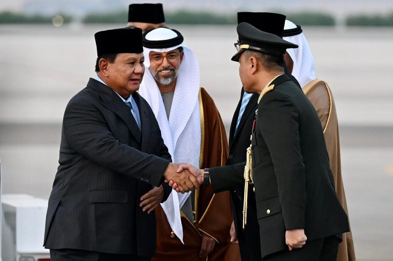 Pesawat Garuda Indonesia-1 yang membawa Presiden Prabowo dan rombongan mendarat di Bandar Udara Presidential Flight, Abu Dhabi sekitar pukul 18.00 waktu setempat. Di bawah tangga pesawat, Presiden Prabowo disambut oleh Menteri Energi dan Infrastruktur PEA Suhail Al Mazrouei, Duta Besar RI untuk PEA Judha Nugraha, Duta Besar PEA untuk RI Abdulla Salem Obaid Salem AlDaheri, dan Atase Pertahanan KBRI Abu Dhabi Brigjen Tony Aris Setiawan.