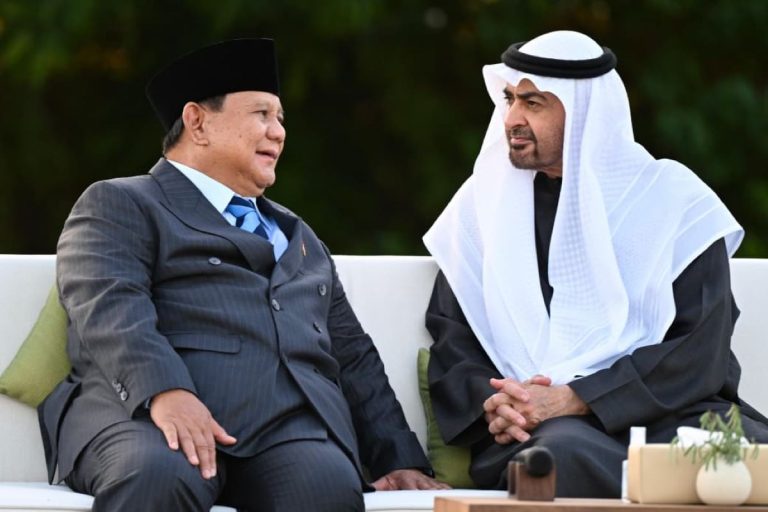 Presiden Prabowo Subianto melaksanakan pertemuan bilateral dengan Presiden Persatuan Emirat Arab (PEA) Sheikh Mohammed bin Zayed Al Nahyan (MBZ) di Qasr Al Bahr, Abu Dhabi, Kamis (26/2/2026).   Pertemuan tersebut menjadi bagian dari kunjungan kerja Presiden Prabowo untuk mempererat kemitraan strategis Indonesia dengan PEA yang terus berkembang pesat dalam beberapa tahun terakhir.  Setibanya di Qasr Al Bahr, Presiden Prabowo disambut langsung oleh Presiden MBZ. Nuansa kehangatan langsung terasa sejak awal pertemuan yang berlangsung di taman terbuka istana, dengan latar pepohonan palem dan cahaya senja Abu Dhabi yang menambah kesan akrab dan penuh kekeluargaan. Delegasi kedua negara duduk berhadapan dalam formasi melingkar, menciptakan suasana dialog yang setara, terbuka, dan saling menghormati.***(Foto: Ekobisnis.com/BPMI Setpres/Cahyo)