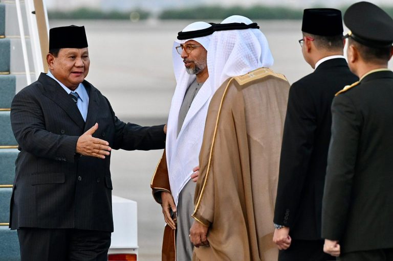 Pesawat Garuda Indonesia-1 yang membawa Presiden Prabowo dan rombongan mendarat di Bandar Udara Presidential Flight, Abu Dhabi sekitar pukul 18.00 waktu setempat. Di bawah tangga pesawat, Presiden Prabowo disambut oleh Menteri Energi dan Infrastruktur PEA Suhail Al Mazrouei, Duta Besar RI untuk PEA Judha Nugraha, Duta Besar PEA untuk RI Abdulla Salem Obaid Salem AlDaheri, dan Atase Pertahanan KBRI Abu Dhabi Brigjen Tony Aris Setiawan.