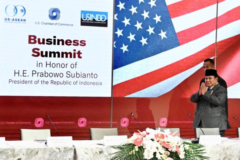 Presiden Prabowo Subianto menghadiri sesi roundtable pada Business Summit yang digelar di U.S. Chamber of Commerce, Washington DC, Rabu (18/2/2026).  Mengawali sambutannya, Presiden Prabowo menyampaikan kehormatan dapat berada di Washington DC untuk berbicara bersama para pelaku bisnis kedua negara.  Lebih lanjut, Presiden Prabowo menjelaskan bahwa kunjungannya ke Washington DC tidak hanya terkait penguatan kerja sama ekonomi. Namun, kunjungan ini untuk memenuhi undangan Presiden Amerika Serikat, Donald Trump. Kepala Negara mengungkapkan bahwa pertemuan tersebut merupakan pertemuan resmi pertama Dewan Perdamaian yang dibentuk untuk memastikan implementasi dan keberlanjutan gencatan senjata di Gaza. Dalam kesempatan itu, Presiden Prabowo pun menegaskan komitmen Indonesia untuk terus mendorong solusi nyata bagi Palestina.  Forum ini diharapkan membuka babak baru kemitraan Indonesia – Amerika Serikat yang tidak hanya sebagai mitra dagang, tetapi juga sebagai mitra strategis dalam menciptakan perdamaian, stabilitas, dan kemakmuran bersama.***(Foto: Ekobisnis.com/BPMI Setpres/Cahyo)