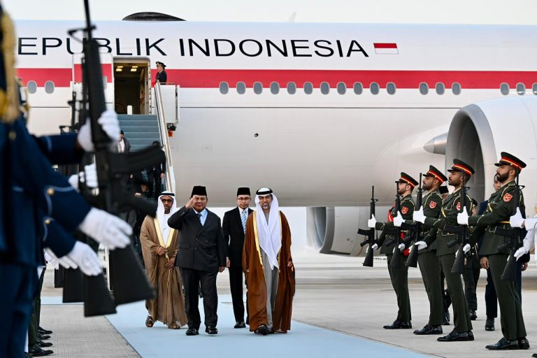 Pesawat Garuda Indonesia-1 yang membawa Presiden Prabowo dan rombongan mendarat di Bandar Udara Presidential Flight, Abu Dhabi sekitar pukul 18.00 waktu setempat. Di bawah tangga pesawat, Presiden Prabowo disambut oleh Menteri Energi dan Infrastruktur PEA Suhail Al Mazrouei, Duta Besar RI untuk PEA Judha Nugraha, Duta Besar PEA untuk RI Abdulla Salem Obaid Salem AlDaheri, dan Atase Pertahanan KBRI Abu Dhabi Brigjen Tony Aris Setiawan.