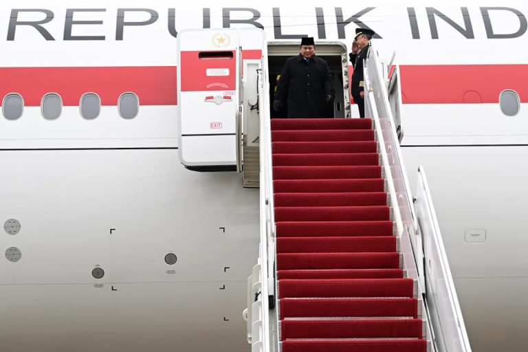 Di bawah tangga pesawat, Presiden Prabowo tampak disambut oleh Duta Besar Indonesia untuk Amerika Serikat Dwisuryo Indroyono Soesilo, Atase Pertahanan RI Washington Marsma TNI E. Wisoko Aribowo, dan Maintenance Group Commander Colonel Gary Charland. Selepas itu, Presiden Prabowo langsung menuju hotel tempatnya bermalam selama berada di Washington DC.