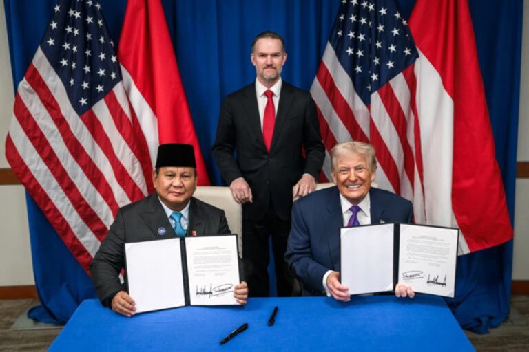 Presiden Prabowo Subianto dan Presiden Amerika Serikat Donald Trump menandatangani perjanjian perdagangan bersejarah di Washington, D.C., Amerika Serikat.  Penandatanganan tersebut menjadi tonggak penting dalam penguatan hubungan bilateral kedua negara, khususnya di bidang ekonomi dan perdagangan strategis.***(Foto: Ekobisnis.com/BPMI Setpres)