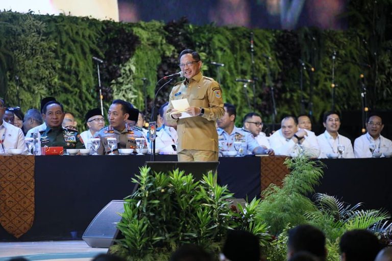 Kehadiran Presiden pada rakornas ini menegaskan komitmen pemerintah dalam memperkuat sinergi antara pemerintah pusat dan daerah guna memastikan kesinambungan arah pembangunan nasional.