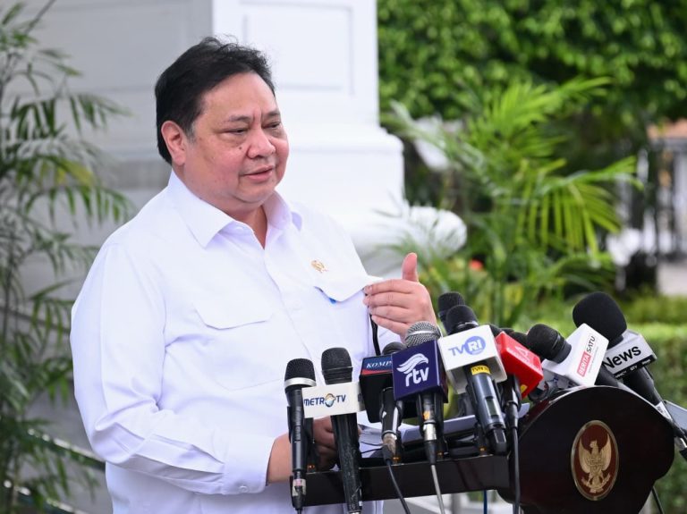 Menteri Koordinator Bidang Perekonomian Airlangga Hartarto memberikan keterangan pers di Istana Merdeka, Jakarta, Rabu (11/2/2026).  Presiden Prabowo Subianto menggelar rapat terbatas bersama jajaran menteri kabinet Merah Putih di Istana Merdeka, Jakarta. Dalam rapat tersebut, Menteri Koordinator Bidang Perekonomian Airlangga Hartarto melaporkan kepada Presiden mengenai perkembangan indikator makroekonomi terkini.  Pada indikator pertumbuhan ekonomi Indonesia, Airlangga melaporkan bahwa pada kuartal keempat pertumbuhan mencapai 5,39 persen. Angka ini, menurut Menko Airlangga tertinggi di antara negara-negara G20. Rapat terbatas ini menegaskan komitmen Presiden Prabowo dalam menjaga stabilitas sekaligus mendorong akselerasi pertumbuhan ekonomi nasional. Di tengah ketidakpastian global, fundamental ekonomi Indonesia menunjukkan ketahanan yang kuat dan arah pertumbuhan yang semakin terstruktur.***(Foto: Ekobisnis.com/BPMI Setpres/Kris)