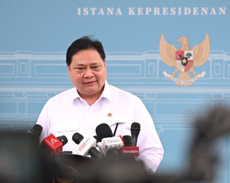 Presiden Prabowo Subianto menggelar rapat terbatas bersama jajaran menteri kabinet Merah Putih di Istana Merdeka, Jakarta. Dalam rapat tersebut, Menteri Koordinator Bidang Perekonomian Airlangga Hartarto melaporkan kepada Presiden mengenai perkembangan indikator makroekonomi terkini.